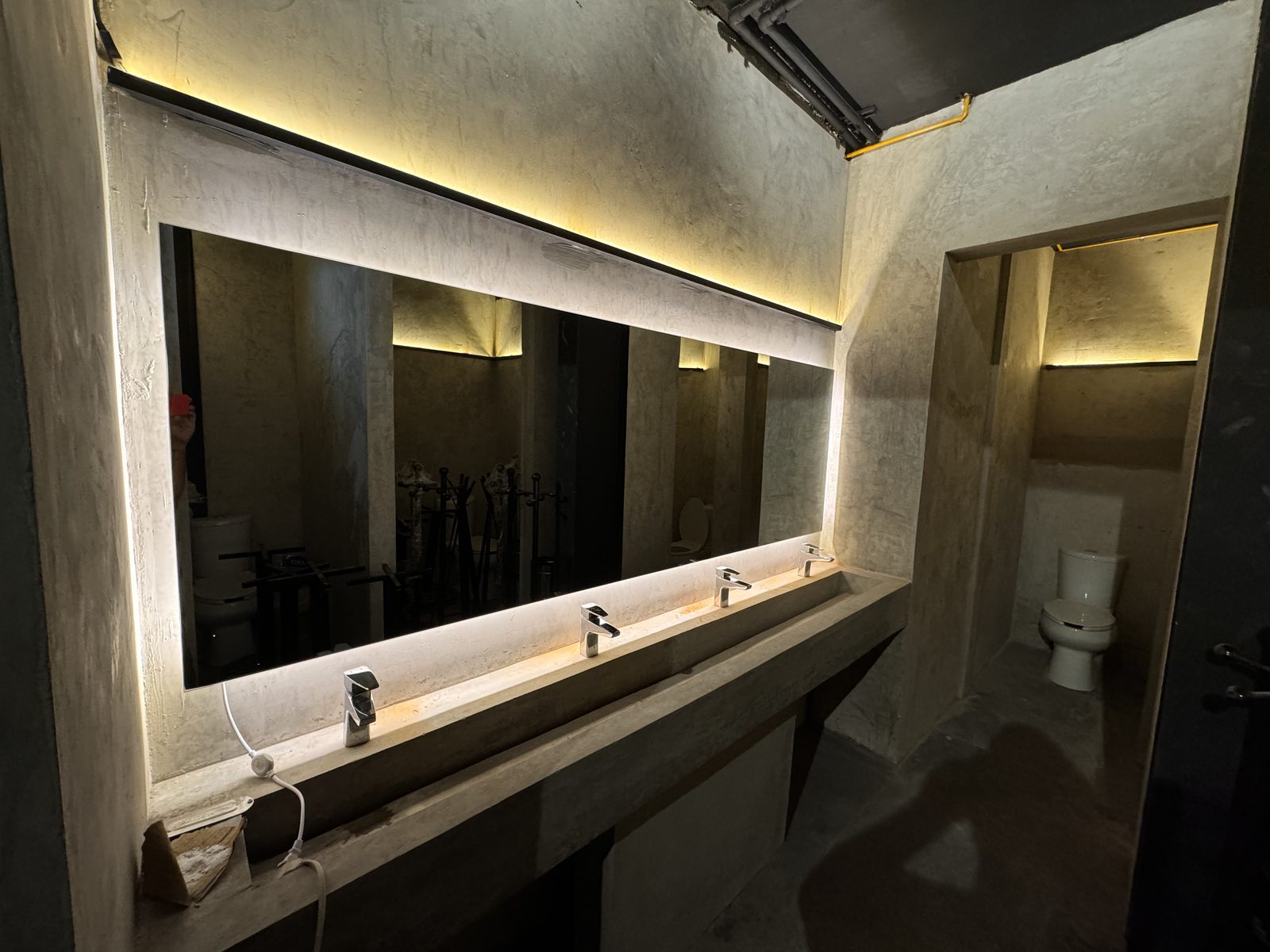Lavabo de baño con espejo iluminado