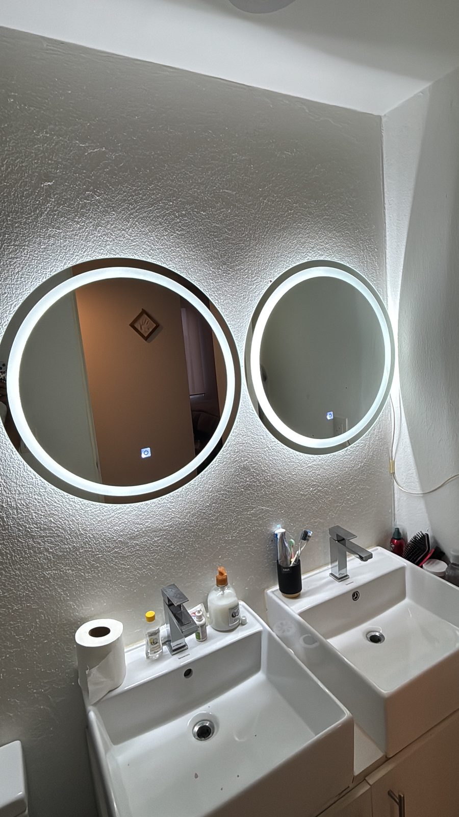 Doble espejo circular en baño