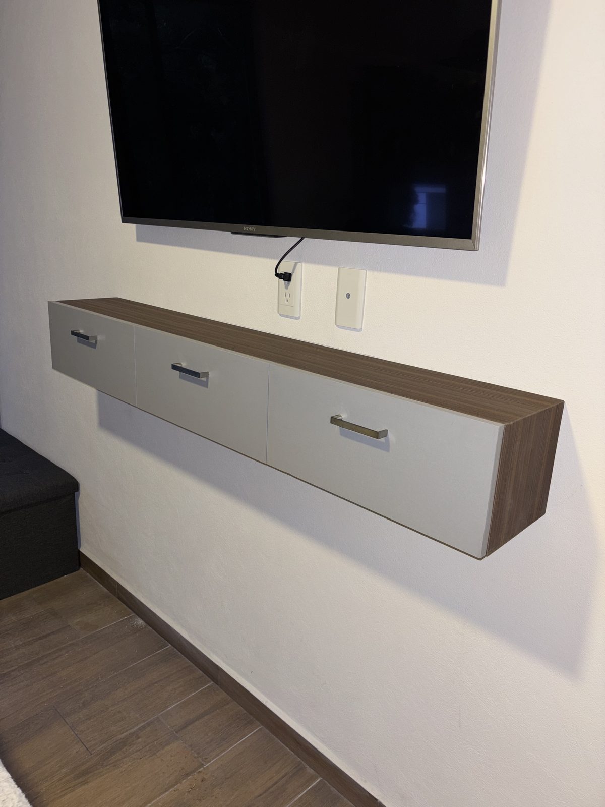 Mueble de TV flotante con cajones