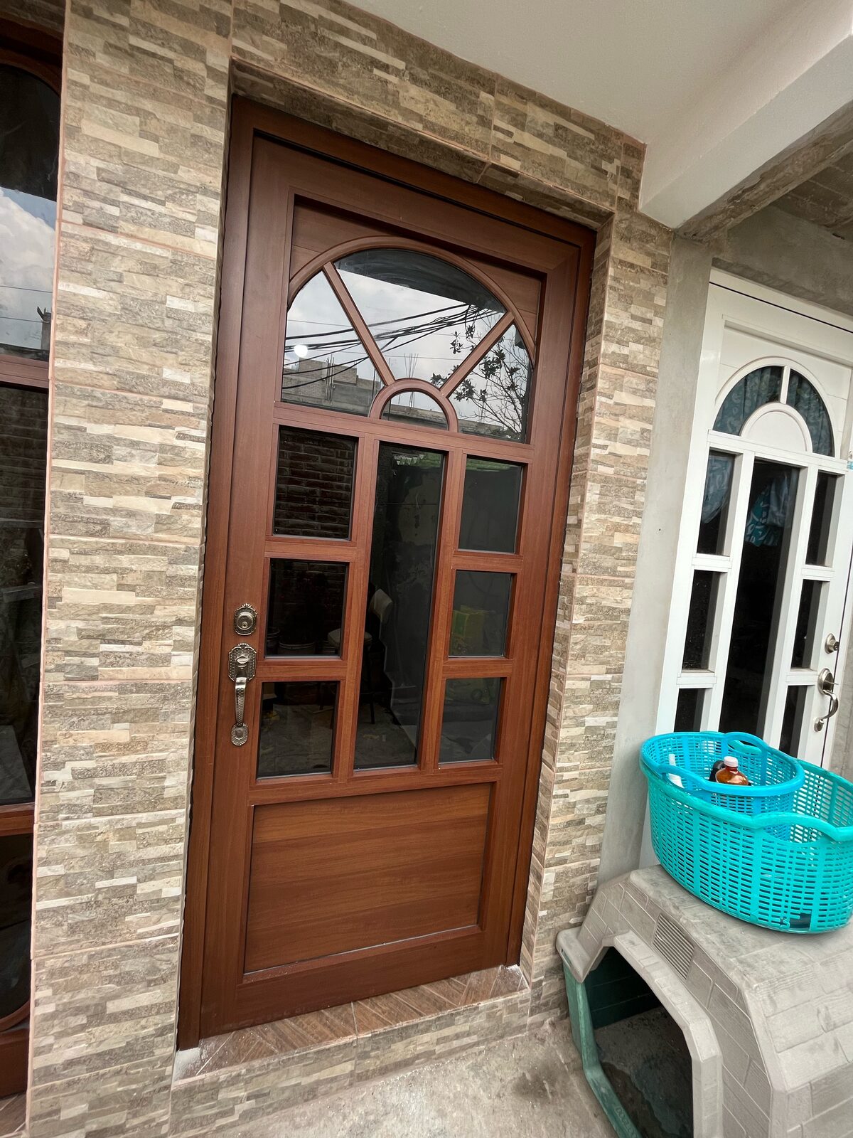 Puerta principal de aluminio con acabado madera