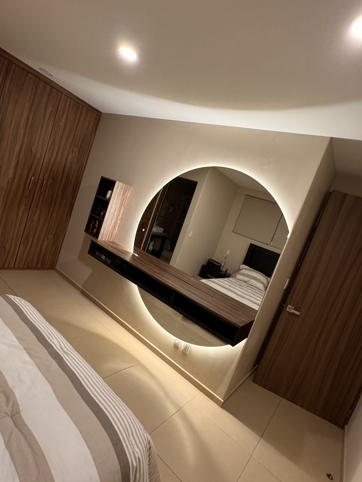 Espejo redondo con mueble en recámara