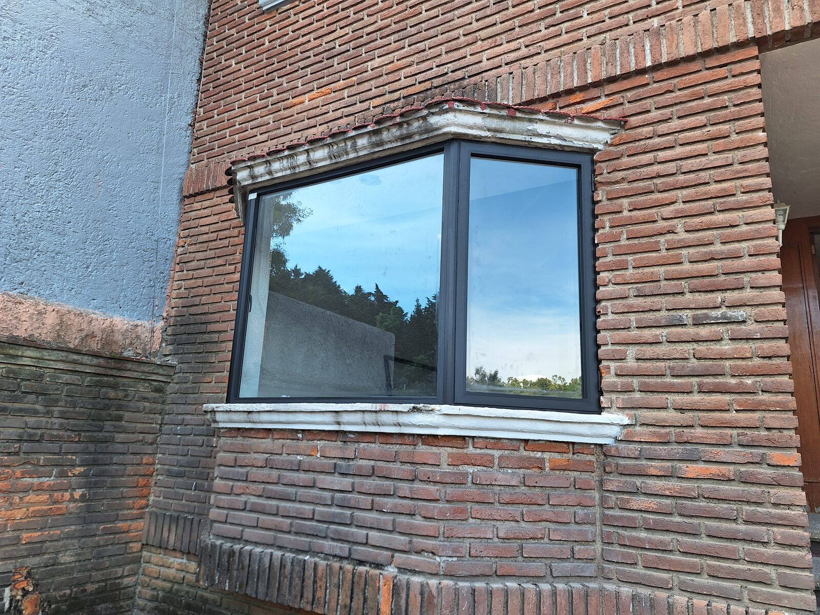 Detalle de ventana esquinera de aluminio negro