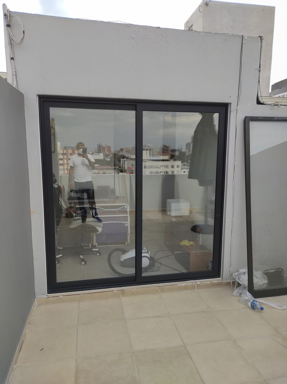 Ventanal corredizo de aluminio negro en azotea