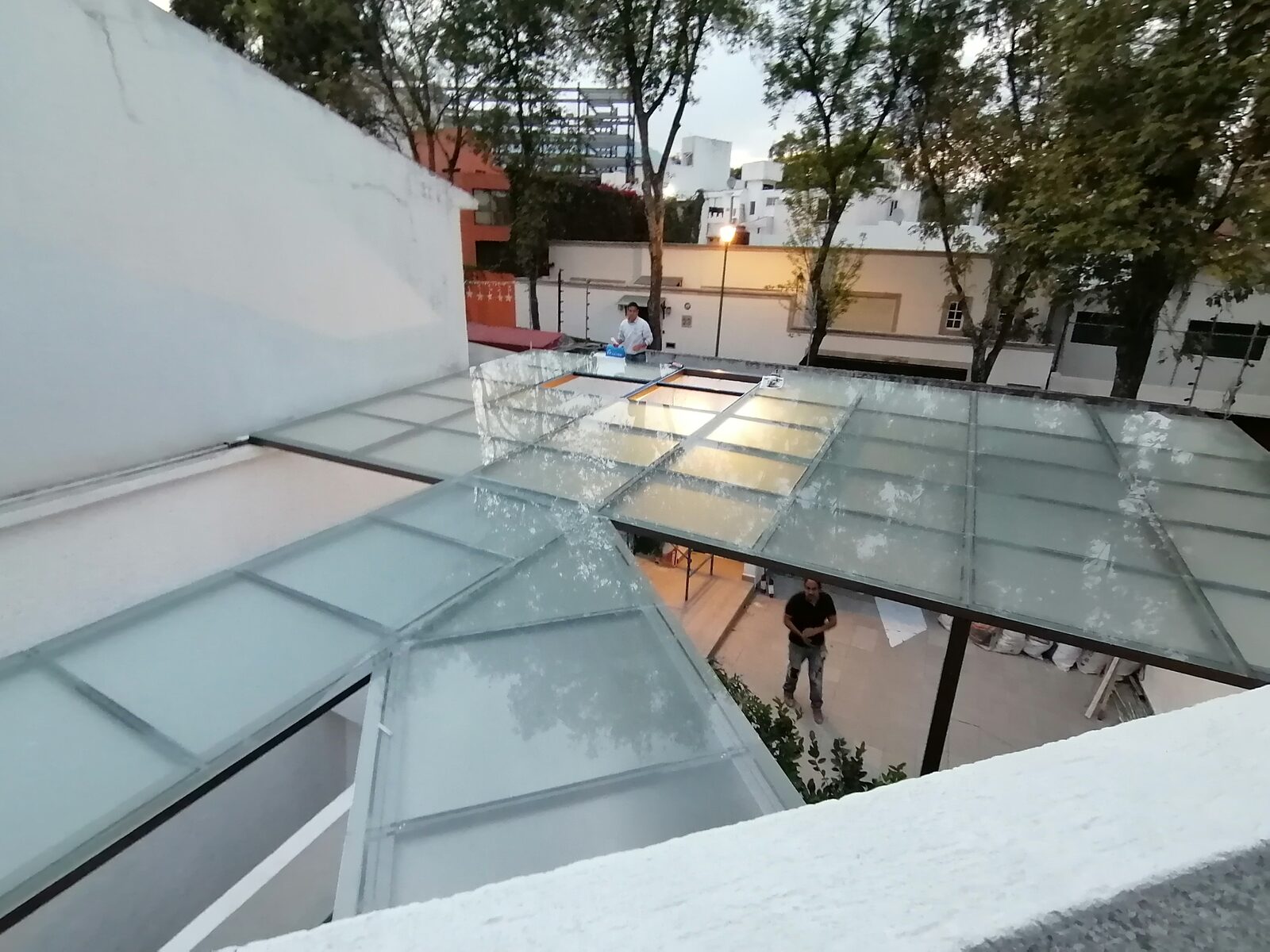 Domo de aluminio y cristal templado terminado sobre patio