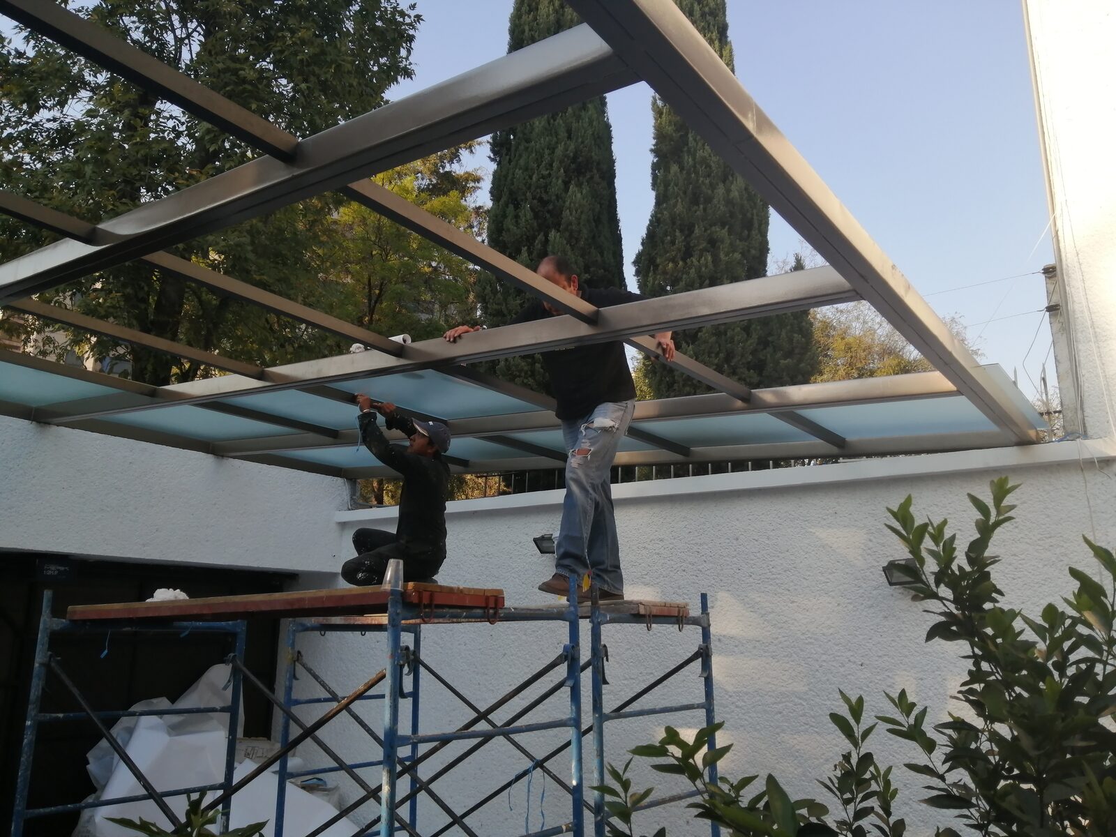 Estructura de aluminio del domo en proceso de instalación