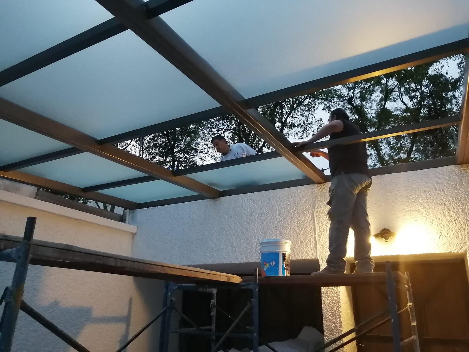 Instalación de cristal translúcido en domo, vista nocturna