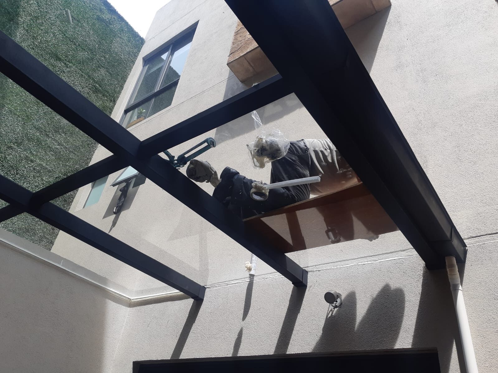 Vista desde abajo del domo terminado con trabajador en el techo