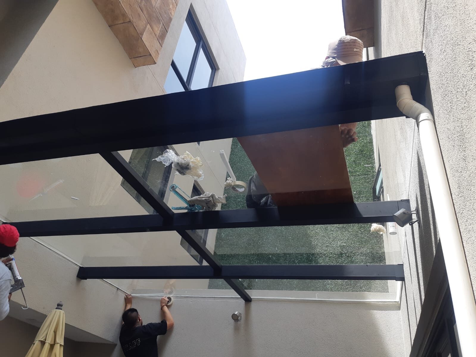 Aplicación de sellador en las juntas del domo