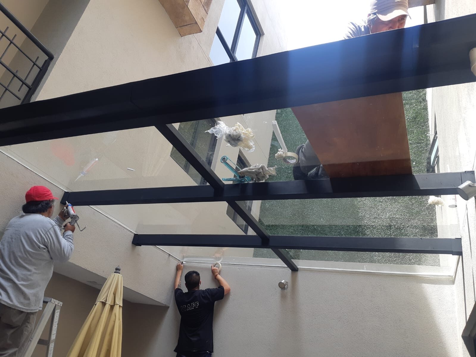 Equipo terminando el sellado del domo de cristal