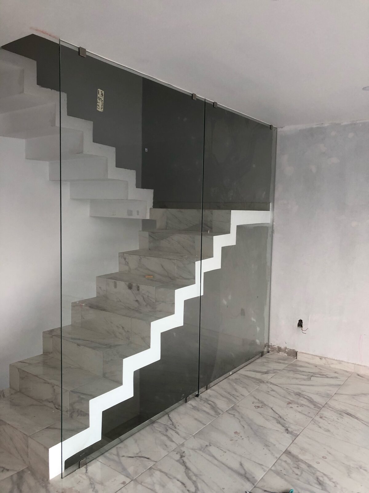 Barandal de vidrio con iluminación LED en escalera