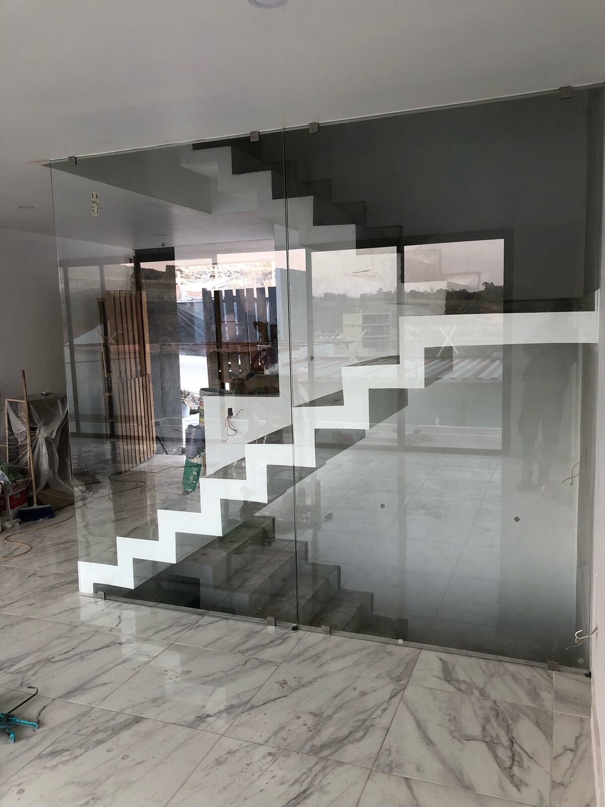 Barandal de vidrio con luz LED en escalera, otro ángulo