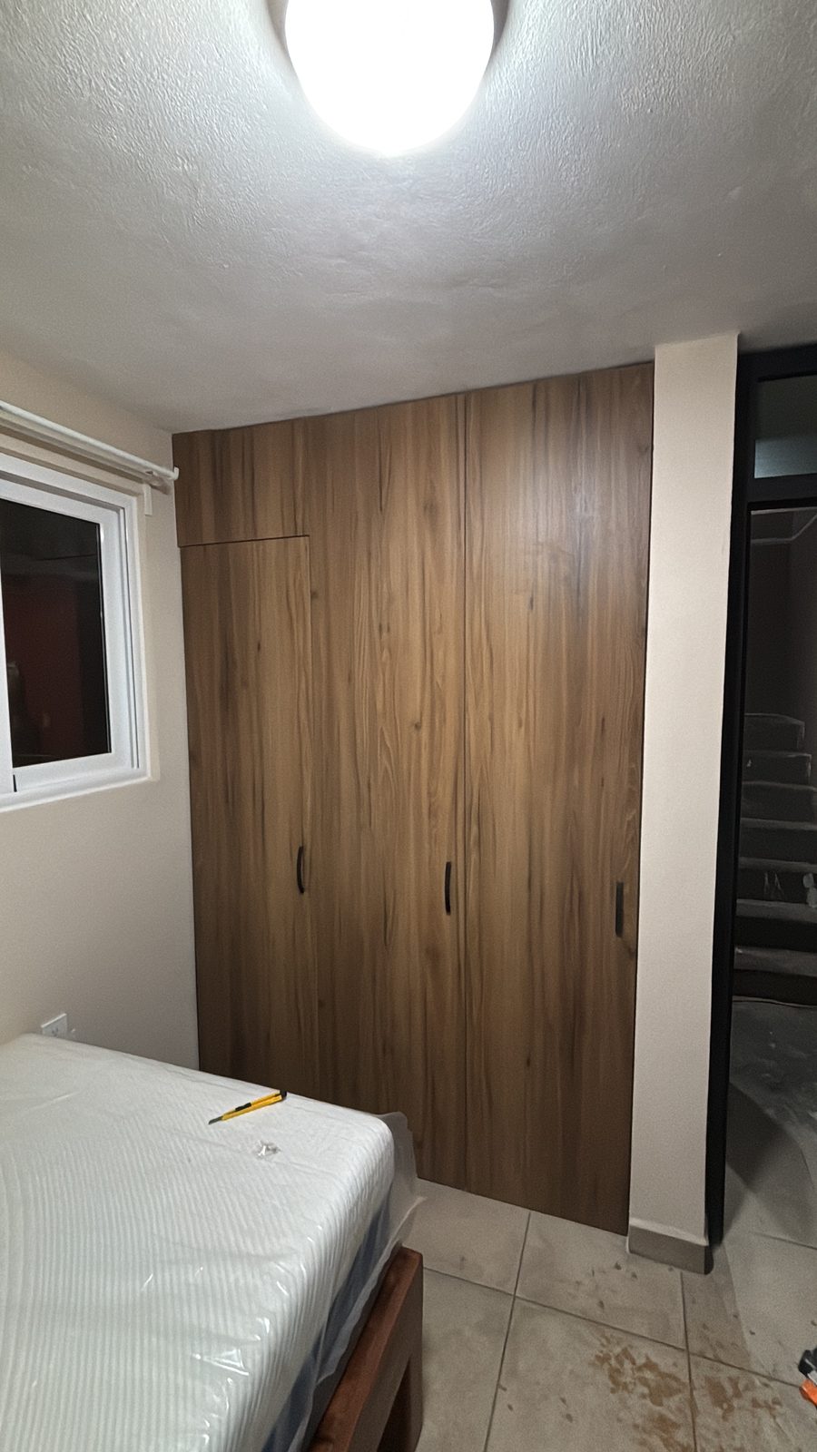 Closet en tono madera con puertas